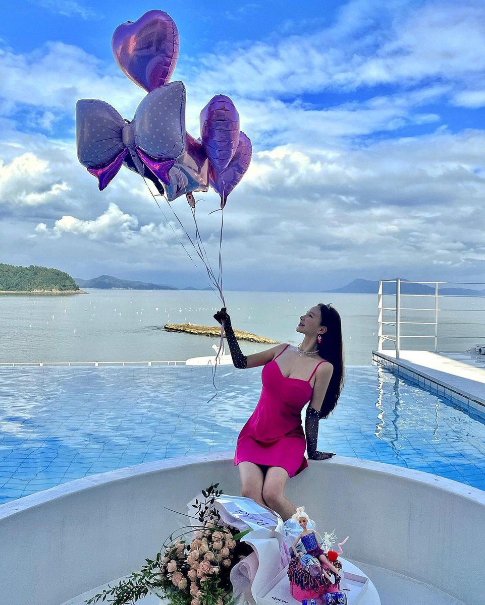 Michell80240558's tweet image. 나를 너무 잘 아는 내 칭구들이 다 준비해준
바비 + 공주병말기 컨셉 생일팟히 💖

너무 더워서 사진 그만 찍고 싶은데
열정 파워 친구들이 안된다며 더 찍어야 한다며

얘두라 핑크 공쥬 만들어 줘서 너무 고마워
땀 흘리면서 사진 찍어줘서 고마워 🥹
나 진짜 너네들 덕분에 너무너무 행복했다~💕💕