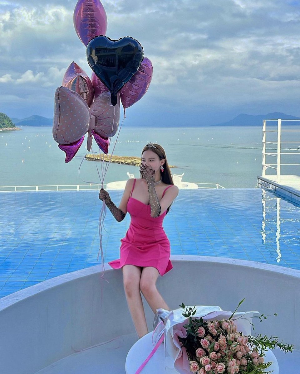 Michell80240558's tweet image. 나를 너무 잘 아는 내 칭구들이 다 준비해준
바비 + 공주병말기 컨셉 생일팟히 💖

너무 더워서 사진 그만 찍고 싶은데
열정 파워 친구들이 안된다며 더 찍어야 한다며

얘두라 핑크 공쥬 만들어 줘서 너무 고마워
땀 흘리면서 사진 찍어줘서 고마워 🥹
나 진짜 너네들 덕분에 너무너무 행복했다~💕💕