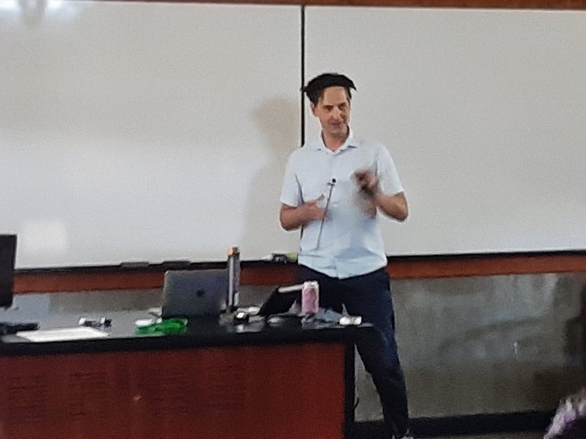 clawedfeet's tweet photo. Stefan Materna describing endoderm formation in zebrafish at #WCSDB @SocDevBio https://t.co/pehwPZSxe2