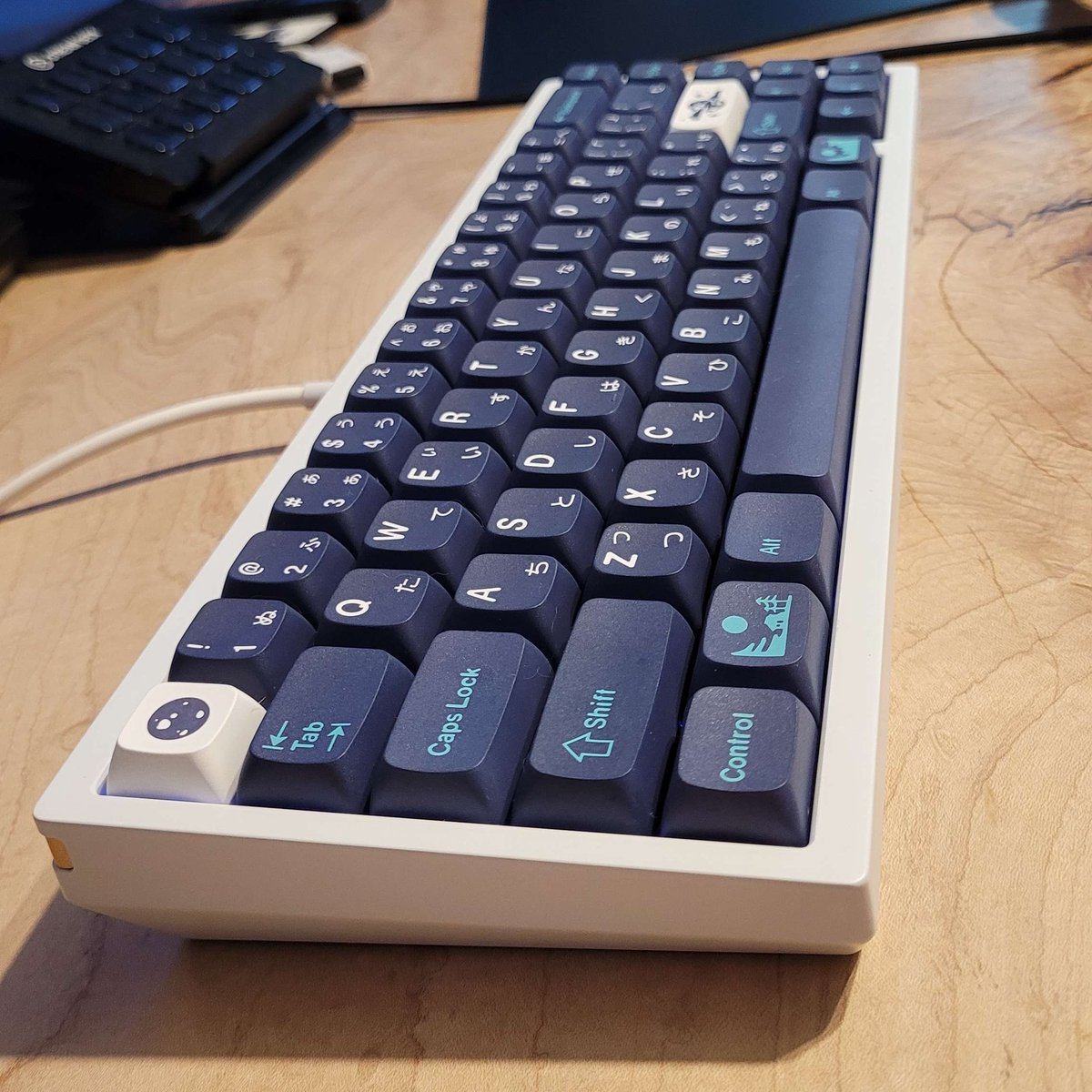Minif1sh's tweet photo. Built my @modekeyboards Envoy on stream today. Been loving the soft typing feel! I'm looking forward to getting back to DOOM runs soon. https://t.co/F5ovc04bv2