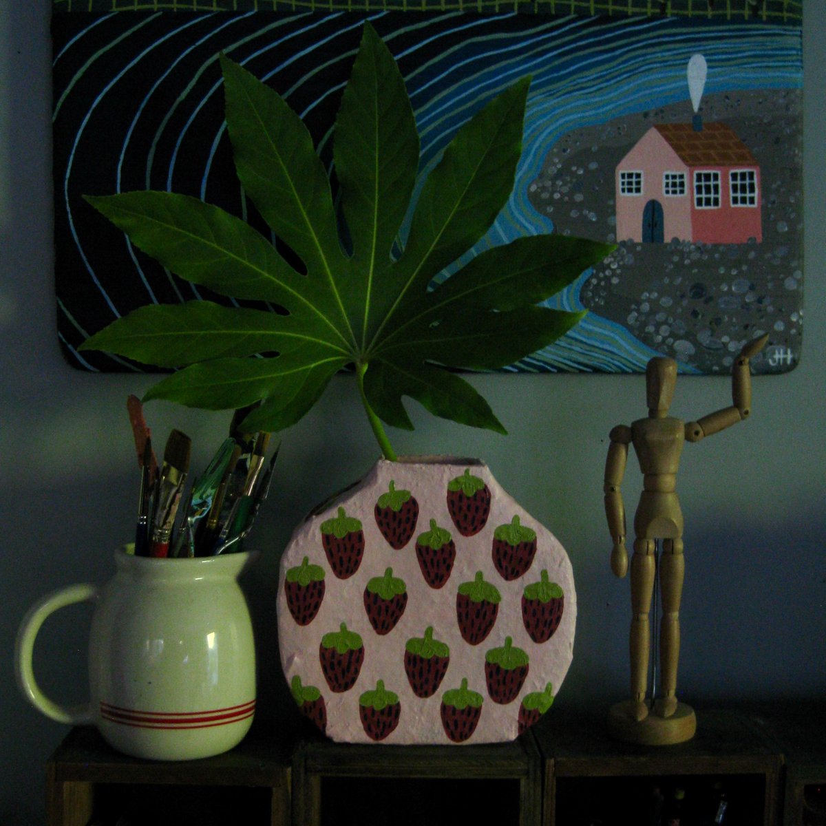 HuberInk's tweet photo. This strawberry vase is made of paper mache🍓 #papemacheart https://t.co/nIPkigPCoc