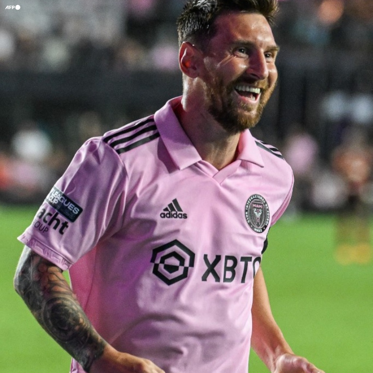 InvictosSomos's tweet photo. Lionel Messi con el Inter Miami:  

➤ 11 goles. 
➤ 3 asistencias. 
➤ 9 partidos. 
➤ 0 derrotas.  
➤ Campeón de Leagues Cup (siendo MVP y campeón goleador). 
➤ Finalista de US Open Cup. 
➤ Marcó en fase de grupos de la Leagues Cup. 
➤ Marcó en dieciseisavos de la Leagues Cup. 
➤ Marcó en octavos de la Leagues Cup. 
➤ Marcó en cuartos de la Leagues Cup. 
➤ Marcó en semifinales de la Leagues Cup. 
➤ Marcó en la final de la Leagues Cup.  
➤ Asistió en semifinales de la US Open Cup. 
➤ Convirtió su penal en 3 tandas decisivas. 
➤ Lideró remontadas de locura.
➤ El equipo cortó una racha de 11 partidos sin triunfo en la MLS.

Con 36 años de edad, y en poco más de 1 mes, transformó por completo a la franquicia. De no aspirar a nada, a no dejar de ganar e ilusionarse con conquistarlo todo.

EL AMO DEL FÚTBOL MUNDIAL.