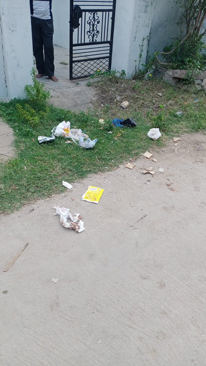 Chandra86313163's tweet photo. @GHMCOnline street sweeper not came and clear garbage in Pragathi Nagar kothapet Rachakonda https://t.co/ekimcsCMwU