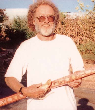 ZOO MEDアドバイザリー・ブリーダーでもあり世界で初めて赤いアゴヒゲトカゲを作出したボブ・メイラックスが昨日、永眠しました。世界のアメリカ、ヨーロッパ、日本にあるすべての赤いアゴヒゲはこの方が作り出した僅か数匹の赤いアゴヒゲから始まりました。