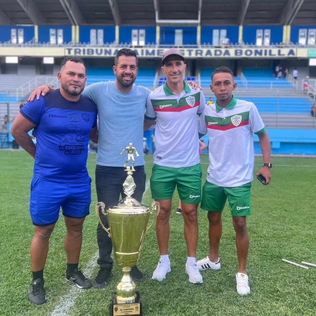 Javiercarva1's tweet photo. Felicidades DIRIGENCIA,CT,JUGADORES un objetivo 🎯 mas campeónes de @Segunda_Ec Manabi a seguir @LaPaz_Oficial @31_robinson @zurdolopez6 #diegoPF #PArobert https://t.co/FphJv57sF7