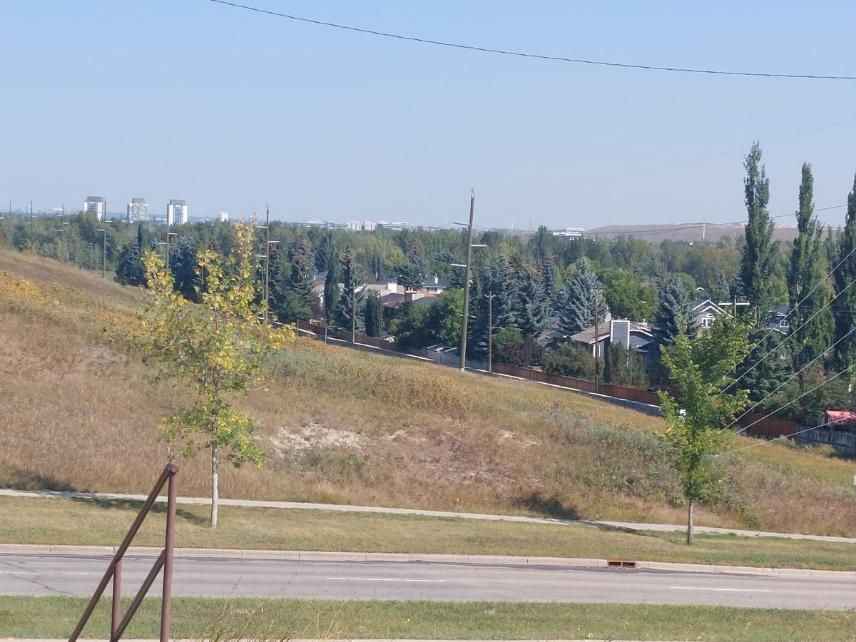 WalkingCalgary's tweet photo. #DeerRidge as its name suggests is on a ridge overlooking Deer Run and the Bow river to the east. Here are some views from the top of the ridge.
#Calgary #yyc https://t.co/KR8wnYkWTB