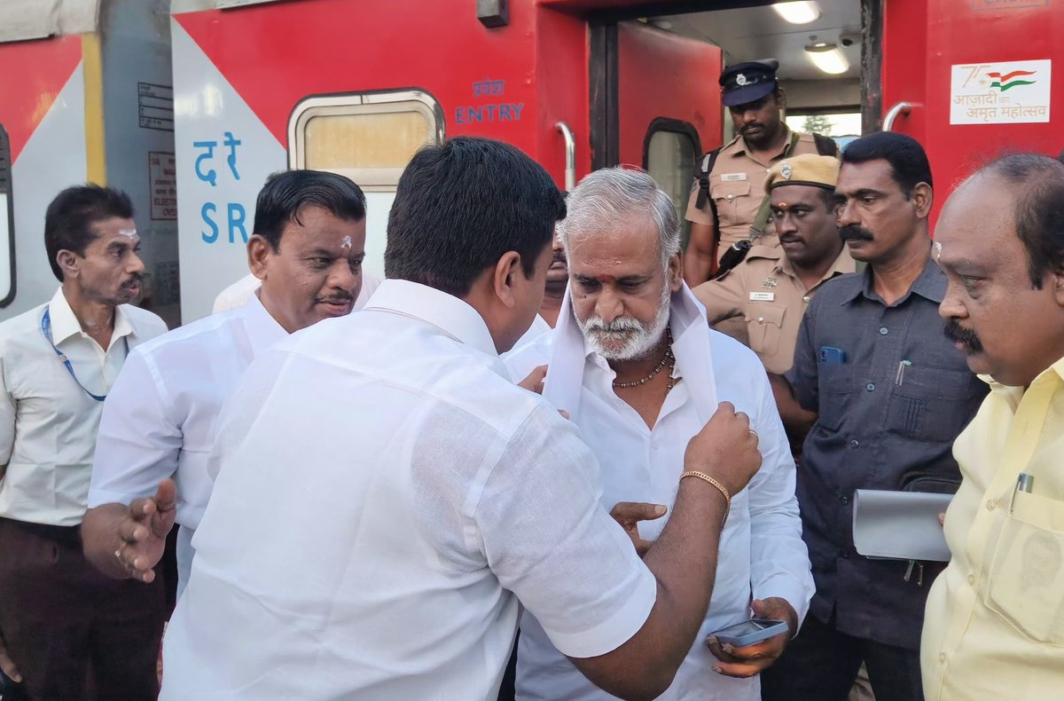 ashokbabudmk's tweet image. மாண்புமிகு முதல்வர் @mkstalin அவர்களின் வழிகாட்டலில், துறை சார்ந்த ஆய்வுப் பணிகளை மேற்கொள்ள கோவைக்கு வருகை தந்த, மாண்புமிகு @tnhrcedept அமைச்சர், அண்ணன் திரு.@PKSekarbabu அவர்களை கோவை ரயில் நிலையத்தில், மாவட்ட கழக செயலாளர்களுடன் நேரில் வரவேற்ற போது.

#DMKCoimbatore | #TNHRCE