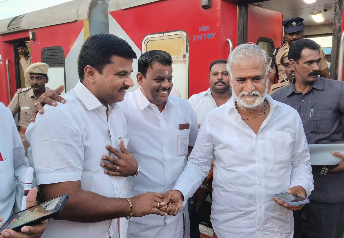 ashokbabudmk's tweet image. மாண்புமிகு முதல்வர் @mkstalin அவர்களின் வழிகாட்டலில், துறை சார்ந்த ஆய்வுப் பணிகளை மேற்கொள்ள கோவைக்கு வருகை தந்த, மாண்புமிகு @tnhrcedept அமைச்சர், அண்ணன் திரு.@PKSekarbabu அவர்களை கோவை ரயில் நிலையத்தில், மாவட்ட கழக செயலாளர்களுடன் நேரில் வரவேற்ற போது.

#DMKCoimbatore | #TNHRCE