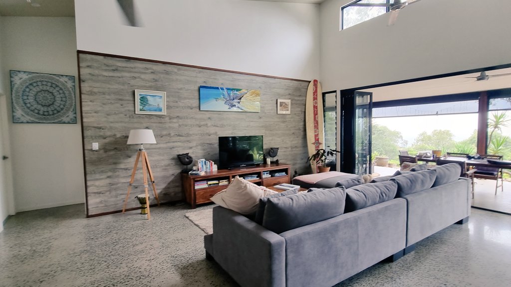 New Listing.  ' Tranquil' @  Smithfield 
High on the hillside with views to Green Island on a clear day. Sleeps 6
cairnsholidayhomes.com.au/property/tranq…
#holidayhome #visitaustralia #retreat #Cairns