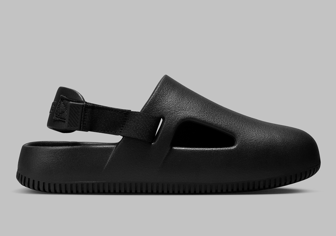 SneakerNews's tweet photo. Nike Calm Mules are coming in "Triple Black" 🖤 https://t.co/VK955la3Ro