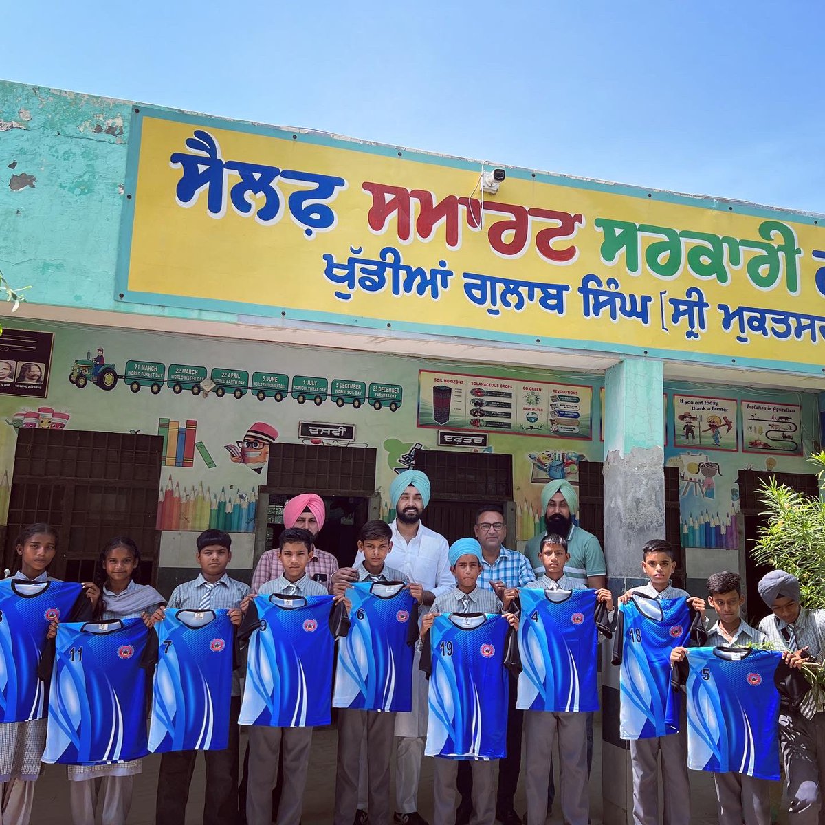 Presenting sports kits (as promised) to the students of Smart Govt. High school , (Khuddian) for the upcoming zonal level games at “Khedan watan Punjab diyaan” sports meet . #BhagwantMann #gurmeetkhuddian #meethayer #sports #students @meet_hayer @gurmeetkhuddian