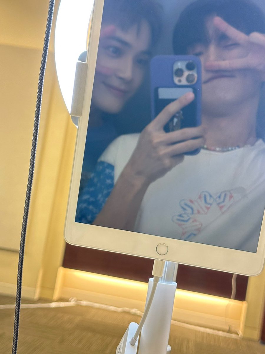 ikyuhak's tweet photo. damn there's so many kyuhak pics this cb 🥹🩷

#kyuhak #큐학 https://t.co/NuKgeKZiSW