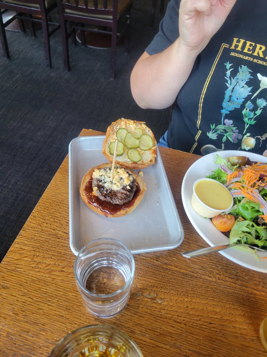 charleslehrer27's tweet photo. #mercuryburgerweek check out what we got at Von Ebert!!!! I guess they all can't be winners. https://t.co/AW3O7CVS6N