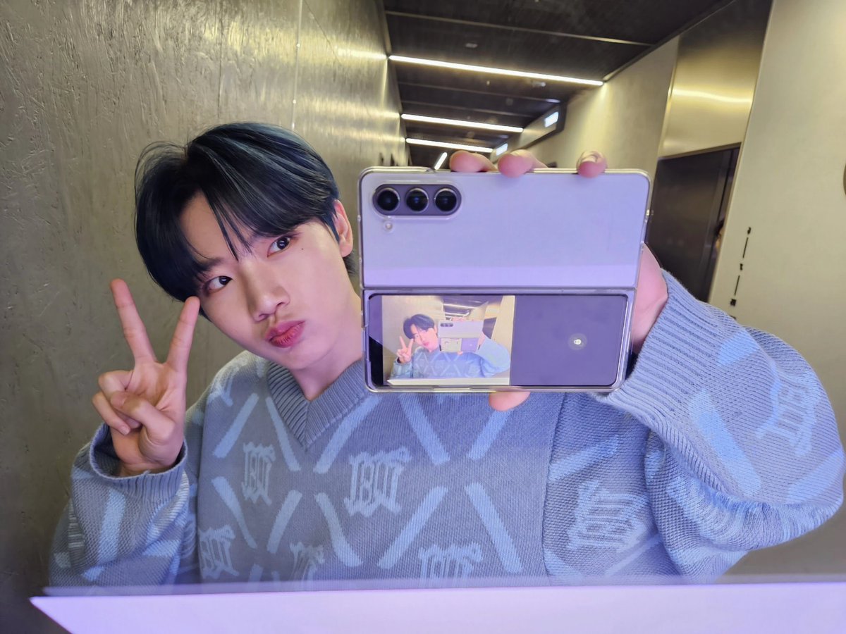 trsritmolfm_'s tweet image. Make way for Junkyu, he is promoting his phone ever since 2018 like his life depends on it

 #준규