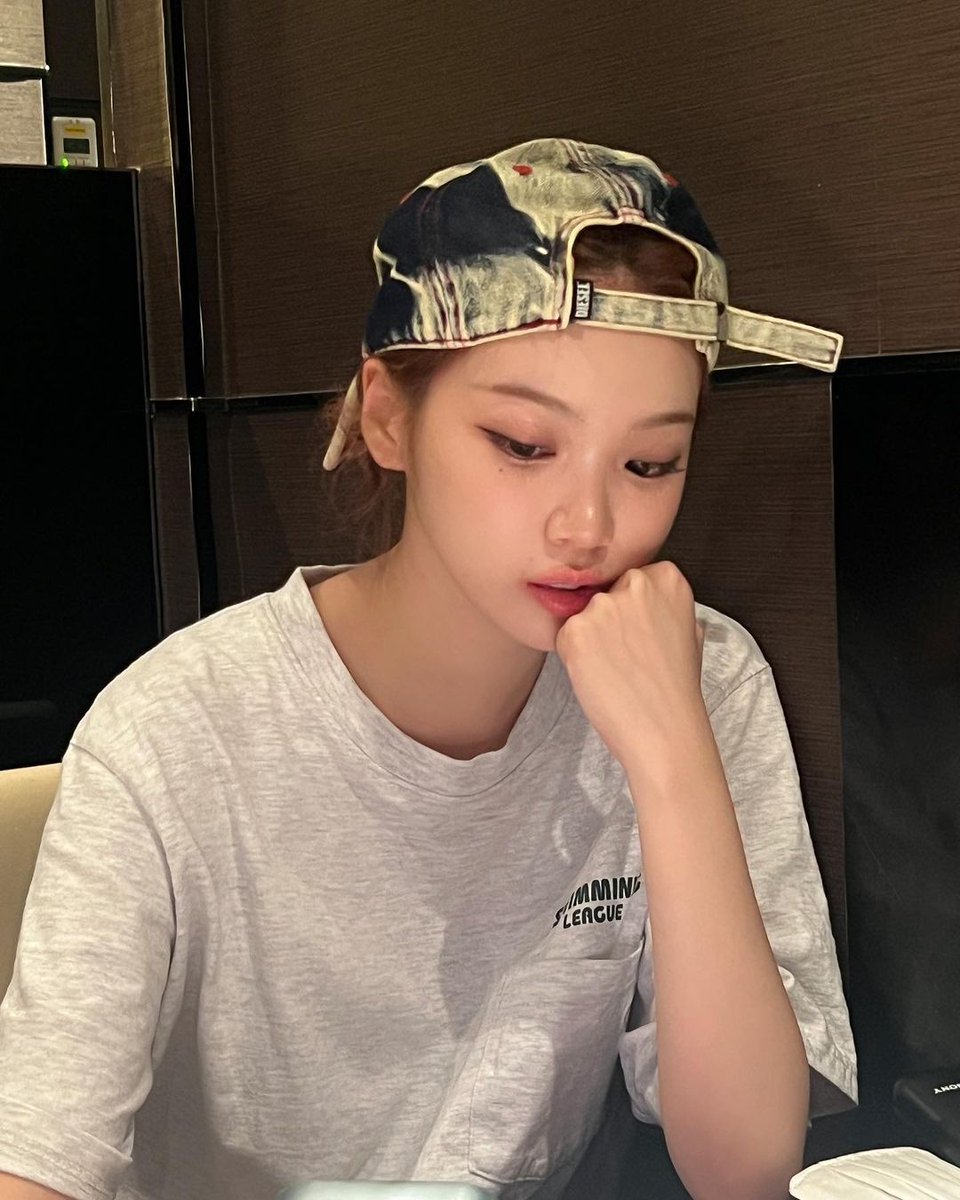 I made sure to remember to snap some photos. The most comfortable outfit is definitely casual clothes worn with snapbacks. With the others, I would most certainly appreciate this kind of time. You all don't need to be concerned about it since I'll always be fine!🌸
