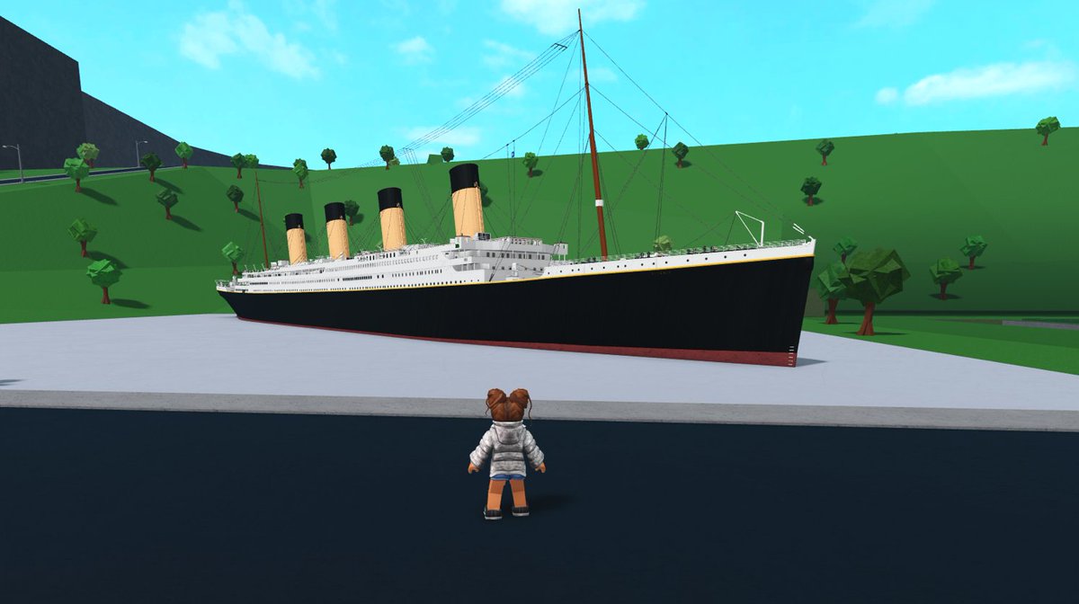 TYSM @bobbielees2  for opening up your Titanic build! It's spectacular. And your house building computer😅 #bloxburg
