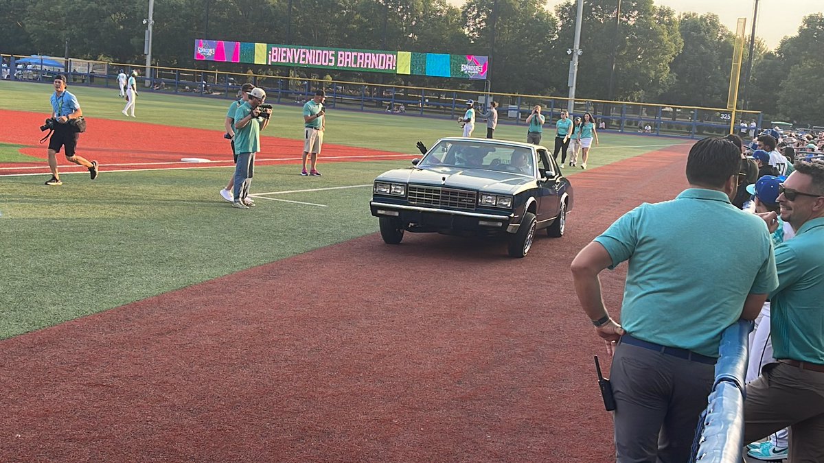 SteveCallaway2's tweet photo. #Bacaanda arrives in style! Incredibly proud of @HillsboroHops for being the first @MiLB franchise to have a #CopadelaDiversión mascot. #TodosSomosSoñadores https://t.co/wR9GIoznB9