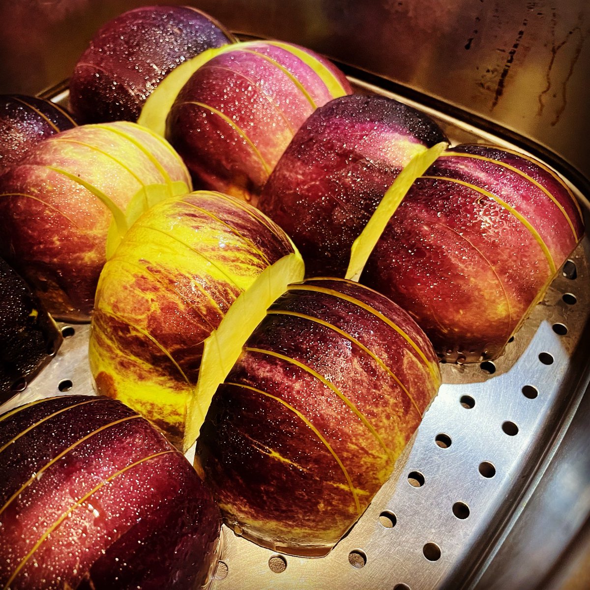 SobaSycamore's tweet photo. 8月27日(日)
【新潟長岡産・巾着茄子】…夏の風物詩が終わります☆季節は粛々と進んでいきます。日日是好日。
昨晩も満員御礼ありがとうございました☆☆
※本日はジョー&amp;女将とお待ちしております☆☆☆今宵も満席いただいております。 https://t.co/MH5n9jmhqk