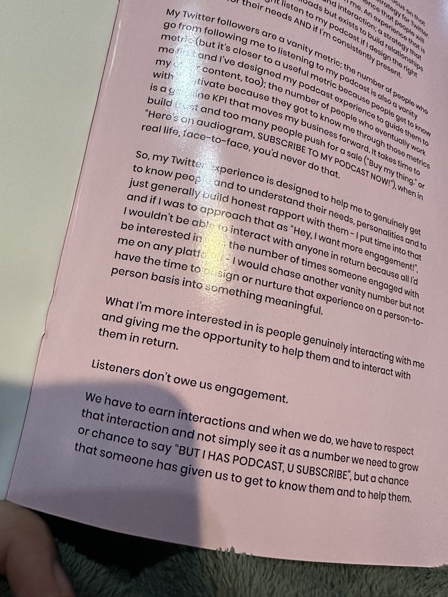 Well done <a href="/MrAsquith/">Mark Asquith, That British Podcast Guy</a> on this gem I got <a href="/PodcastMovement/">Podcast Movement</a>

I started reading it and couldn’t put it down until I finished 👏🏽👏🏽👏🏽 

Thank you for planting great seeds in my brain to improve <a href="/cafeconpampod/">Cafe con Pam</a>