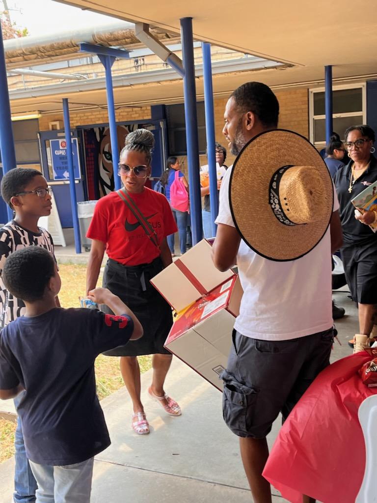 BetsyRossElem's tweet image. Thank you Pastor Broussard and family for joining us for Meet the Teacher. We look forward to another year of partnership. ❤️ #Community #CoreValue4