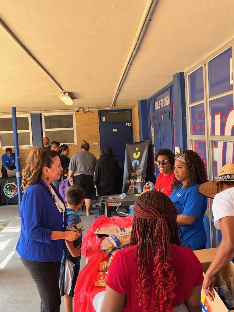 BetsyRossElem's tweet image. Thank you Pastor Broussard and family for joining us for Meet the Teacher. We look forward to another year of partnership. ❤️ #Community #CoreValue4