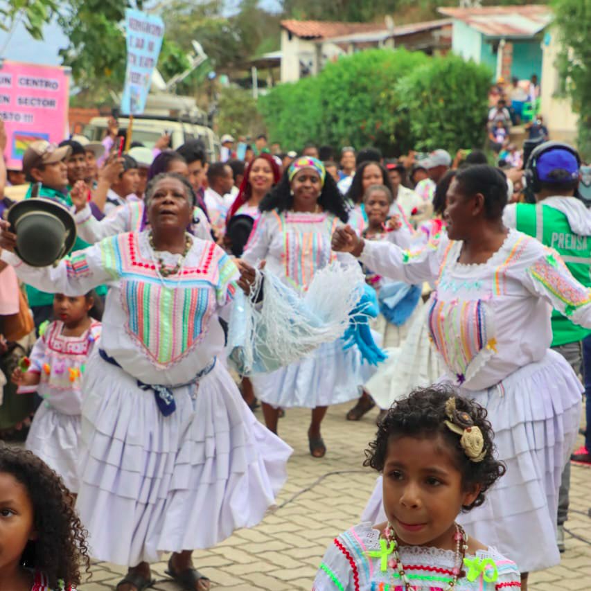 LuchoXBolivia's tweet photo. Saludamos el Encuentro del Consejo Nacional Afroboliviano #CONAFRO en #Tocaña, en los Yungas de #LaPaz. Destacamos el aporte histórico y cultural de nuestra comunidad afroboliviana en la construcción de nuestro Estado Plurinacional de #Bolivia🇧🇴. https://t.co/KkiWjcXSkf