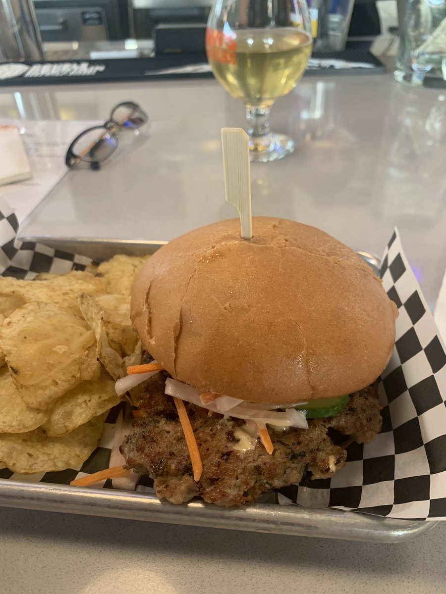 goducksgirl's tweet photo. #bugerweek #johnsmarketplace bhanmi burger. Fantastic 😋 https://t.co/pd9yW2zfwQ