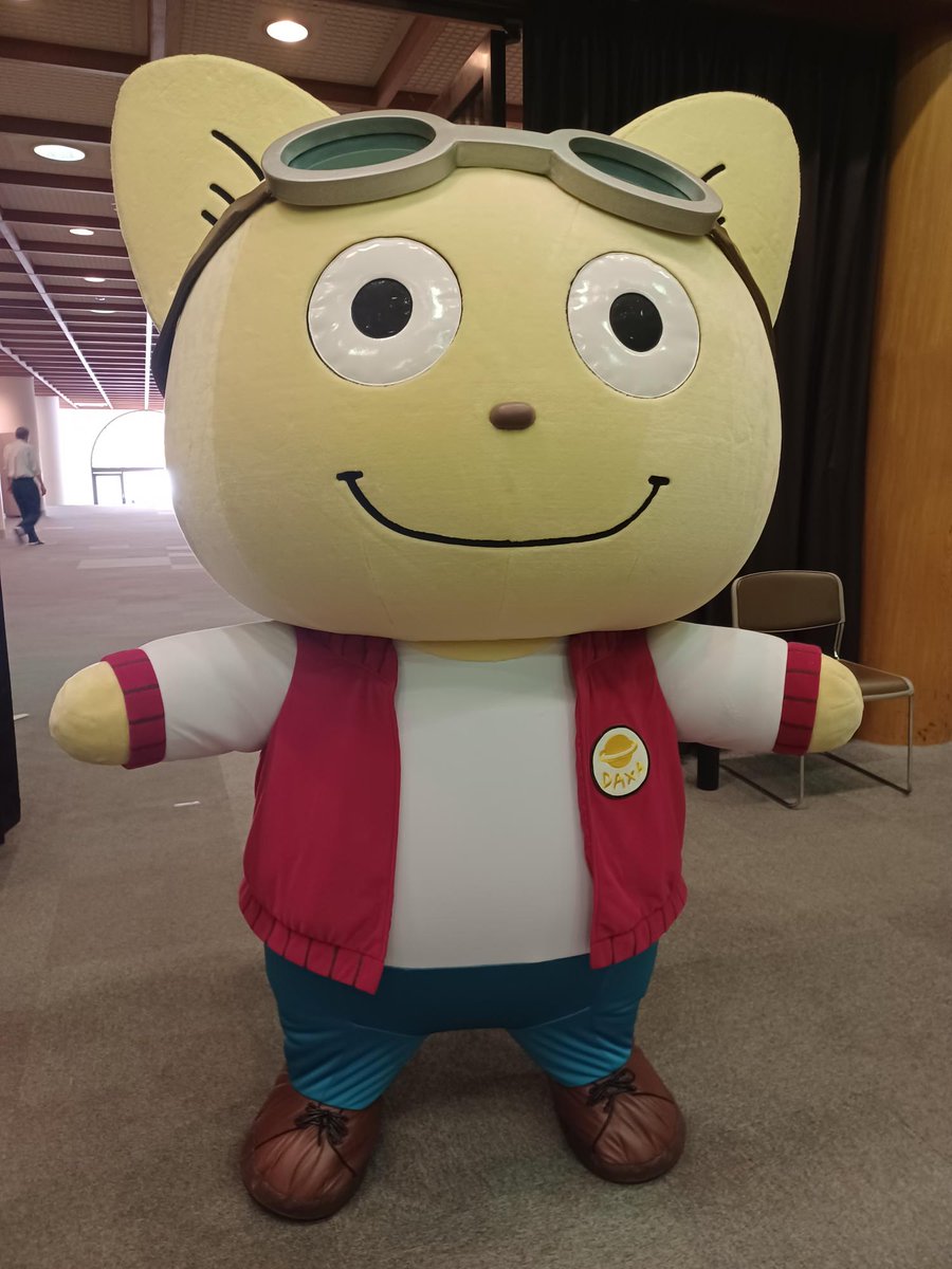 tsukijikoushiki's tweet photo. \\ ジャーーーーン!!! //

ただ今築地本願寺で宇宙教育イベント
「バーチャルツアー宇宙旅行2023」開催中！

《宇宙なんちゃらこてつくん》がイベント参加のお友達に会いに来てくれました～☆彡

#jamss
#宇宙なんちゃらこてつくん https://t.co/zBpIxcqNoj