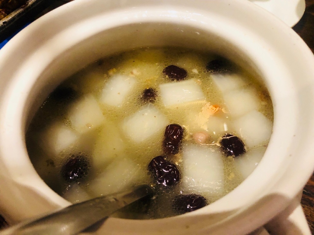 记得吃饭，唯有美食和闺蜜不可辜负。   如果能遇到一个真心的男朋友就更好啦！ https://t.co/5MfGIH1utS