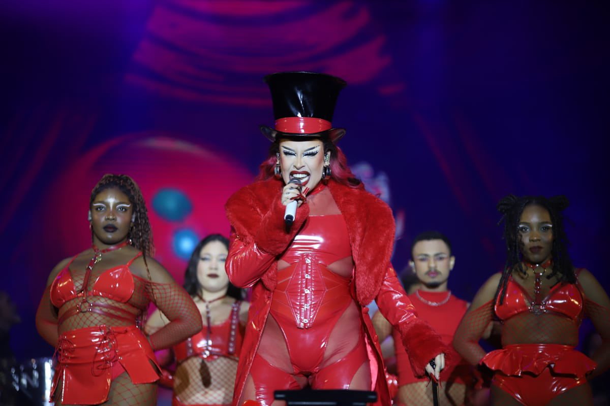 BahiaFM88's tweet photo. @gloriagroove é um show de simpatia e está encantando a galera do @fiboficial!! 🤩
Sintoniza na 88.7 estamos transmitindo ao vivo! https://t.co/ZF71nTESGf
#bahiafm #alegriatododia #FIB23 https://t.co/fvypgXYL1i