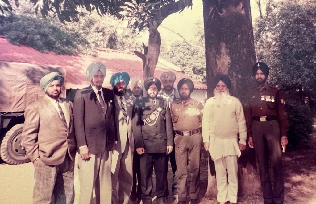 During my #PassingOutParade with the #Legend CaptainBanaSingh #ParamVirChakra my instructor.

It was a #MatterOfPride for #Sikhs to wear Turban those days.

Jai Hind 🇮🇳🫡

#Punjab #IndianArmy