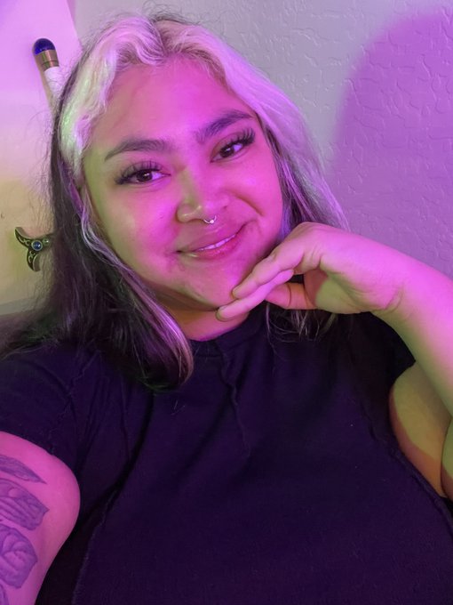 https://t.co/y79KPIrtn2 JUST CHILLIN ON LIVE SAY HI 😈💖😈 https://t.co/Av1mLgBtho