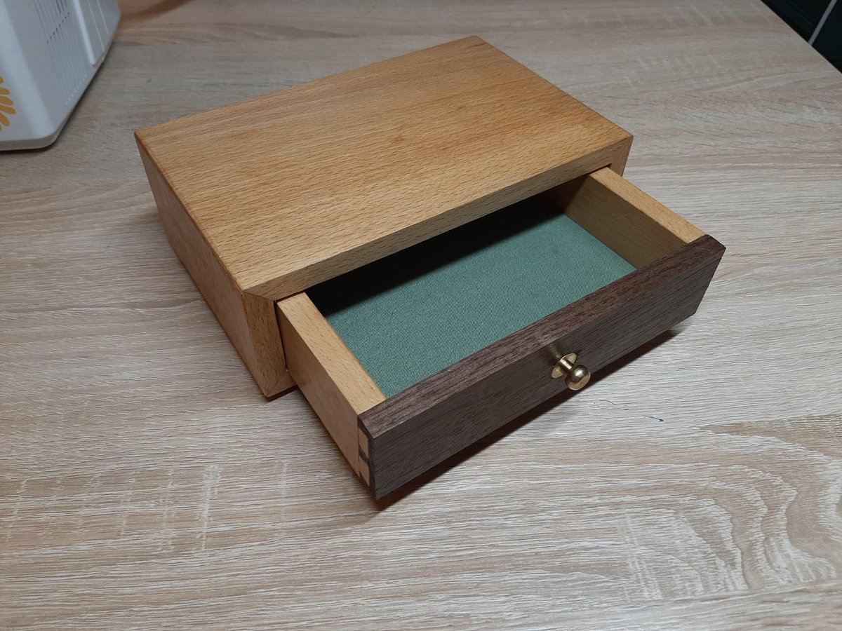 A quick box this weekend. Beech and walnut, finished in shellac and wax.
#handtools #handtoolwoodworking #boxmaking