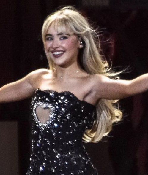 charts_sabrina's tweet photo. Thread of Sabrina Carpenter’s “Nonsense” outros for #TheErasTour;

— México: 4 shows
— Brazil: 6 shows
— Argentina: 3 shows
— Australia: 7 shows
— Singapore: 6 shows https://t.co/P0AXMDDVKn