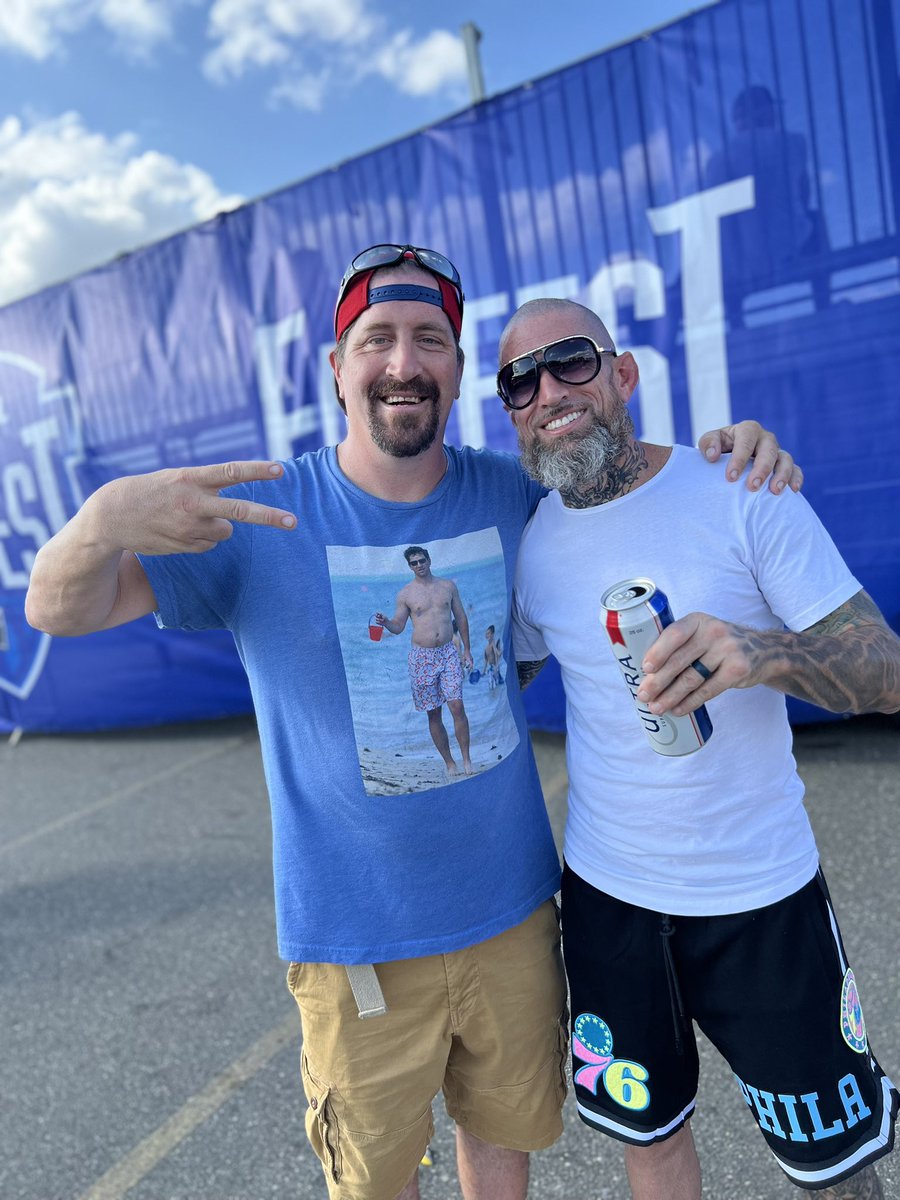 NYGSpellman's tweet photo. @harrymayesTU @jasonmyrt 5 years ago me and this guy were on stage doing #RiledUp at #FanFest . (My segment had beers thrown at me from crowd) .. this year me and @KarateMark215 (one of the good ones) .. no beers were thrown at me during this pic. https://t.co/33x7GyHds6