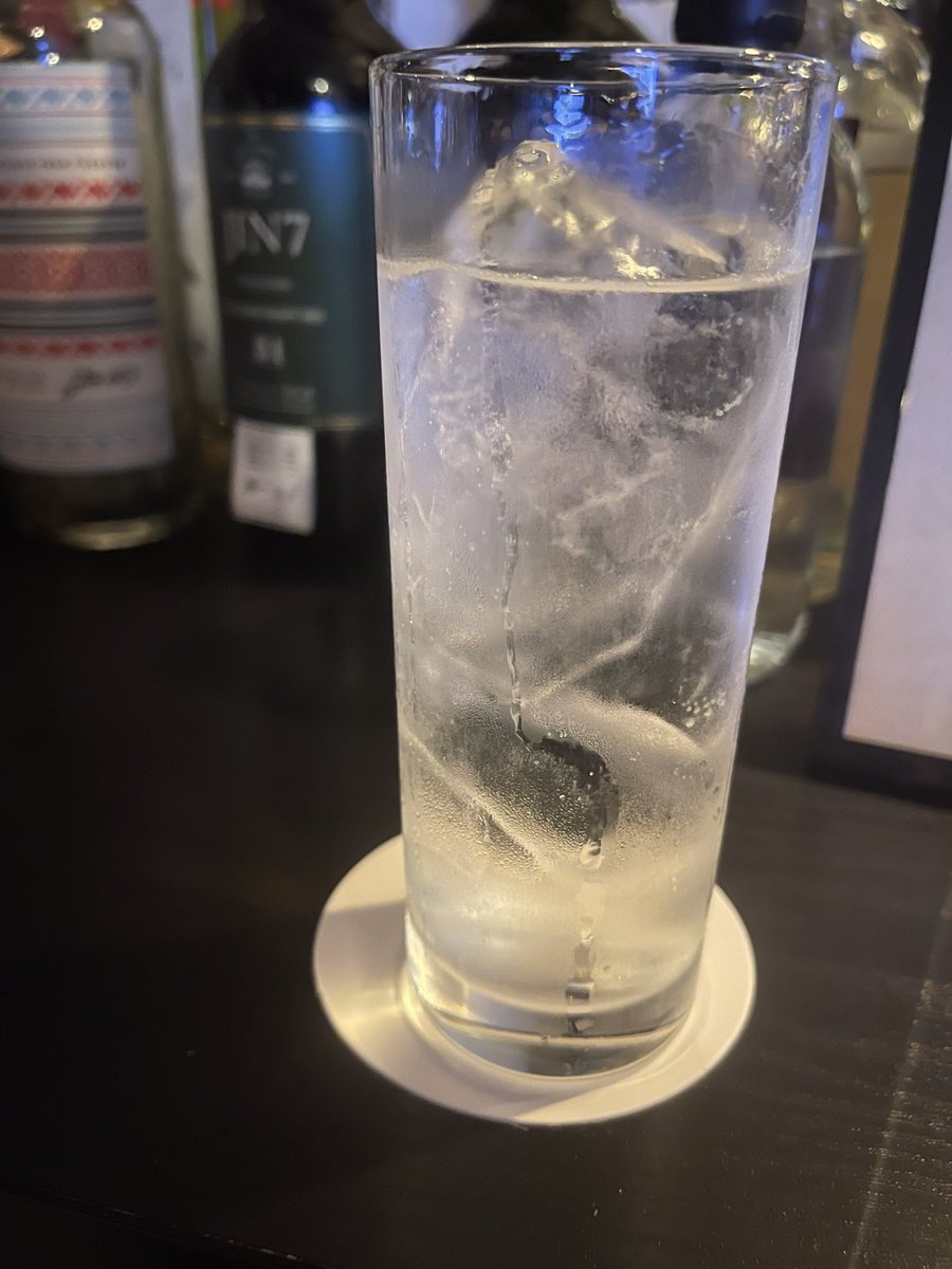 kaworito3neko's tweet photo. #SAMIs craftGIN&amp;BAR
久しぶりにきた😊一杯目は甘いものをお願いして二杯目は爽やかなものを。
見た目がアレな感じですが、こちらかなり爽やか！おしゃべり軽くして私は〆ラーメンへ向かいます😇 https://t.co/djyjWZkUnM