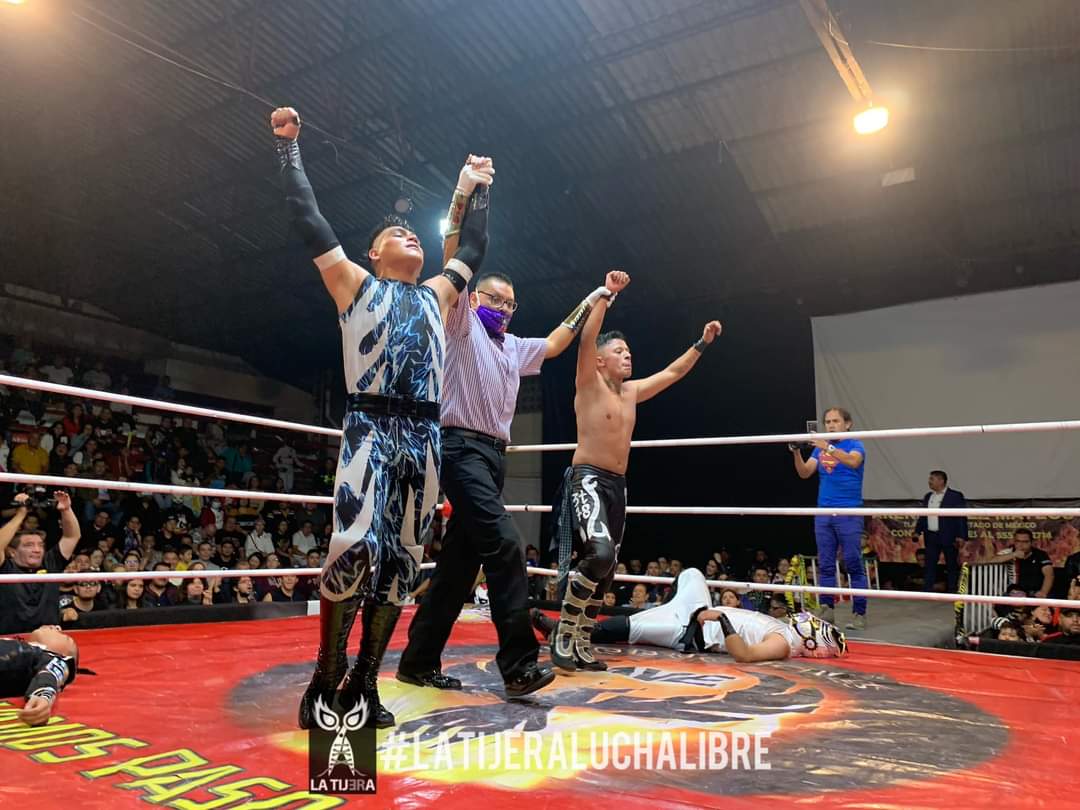 LaTijeraLucha's tweet photo. Tremenda batalla en la #ArenaLopezMateos, en la que #Chicanito y #Cometa se llevan el triangular de parejas, derrotando a #MiniVikingo y #Jitsu, además de la pareja de #GoldenJr y #GarroboPunk, quienes habían sido eliminados previamente ante la algarabia de la fanataticada... https://t.co/MpakYs5fbS