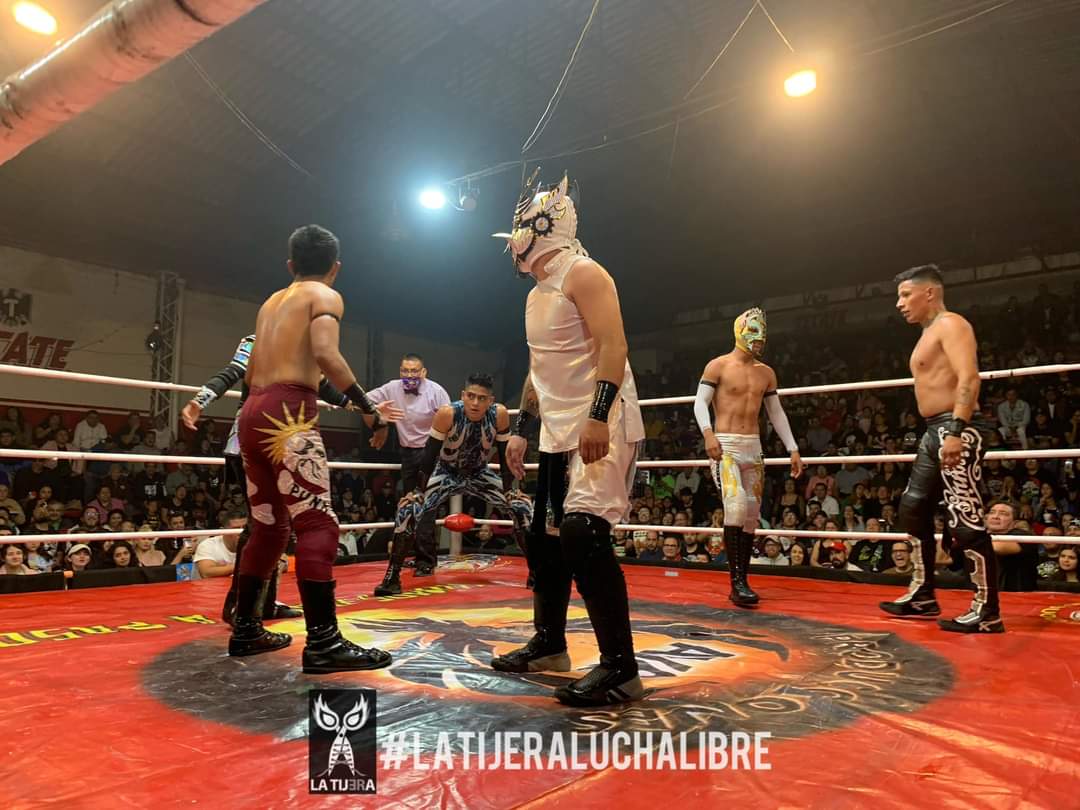 LaTijeraLucha's tweet photo. Tremenda batalla en la #ArenaLopezMateos, en la que #Chicanito y #Cometa se llevan el triangular de parejas, derrotando a #MiniVikingo y #Jitsu, además de la pareja de #GoldenJr y #GarroboPunk, quienes habían sido eliminados previamente ante la algarabia de la fanataticada... https://t.co/MpakYs5fbS