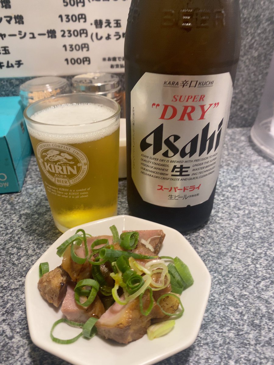 今日はへんてこさんの突発限定
冷やしニボ醤油SOBA🐟
暑い日には最高なひんやり
ニボ感しっかりスープうめ〜
そして徐々にカツオ感が主張して
味の変化も楽しめる〜😊
食べ終わる直前に替玉は発動😂
いやいや最初の麺量より多いやん😂
さらに〆の出汁茶漬け風がまた最高⤴️
いつもありがとうです😊