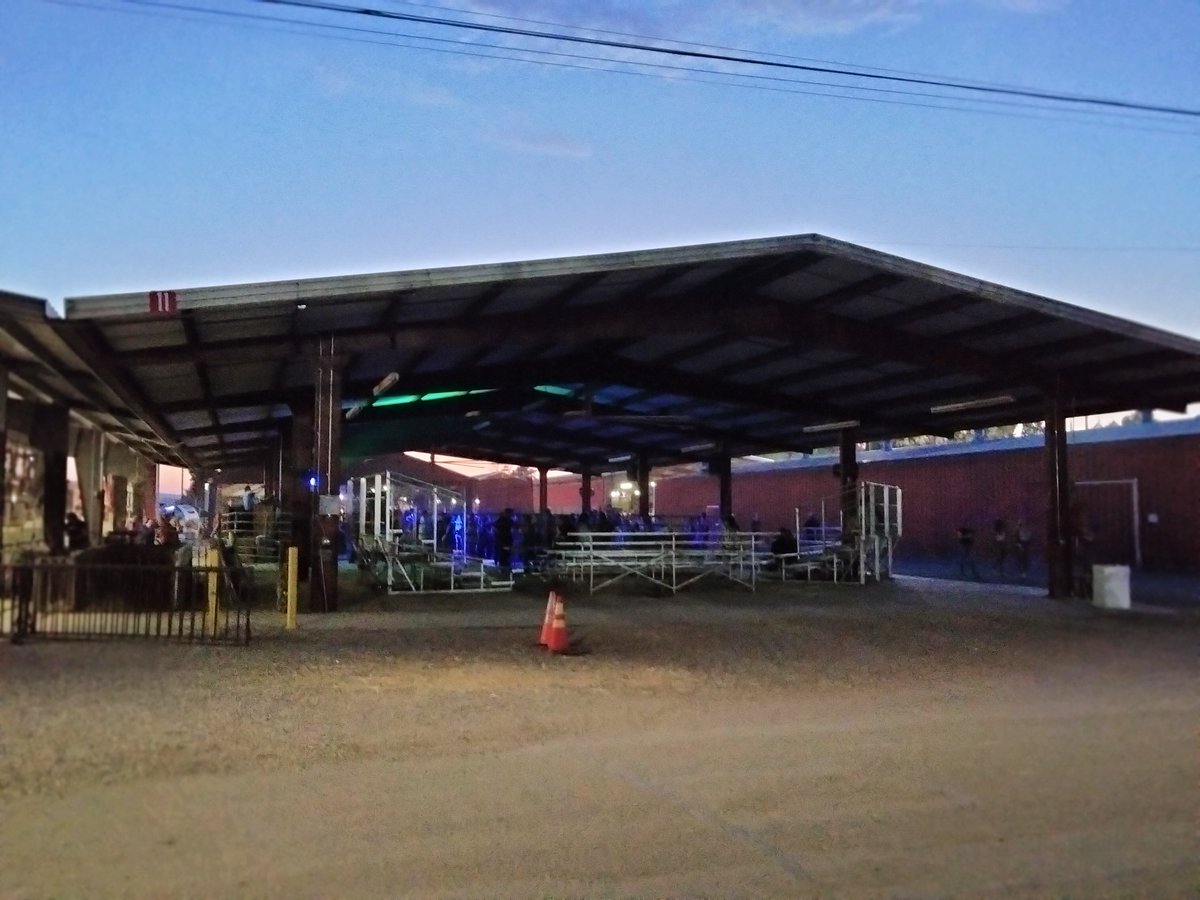 TheDailyCowman's tweet photo. Sometimes I really fear the future

But sometimes something will give me so much hope

Watching 4H and FFA kids stomping sawdust while Copperhead Road road blasts from the speakers is that hope

#BestWeekOfSummer #HorseHeavenRoundup https://t.co/j7oAaSAzK2