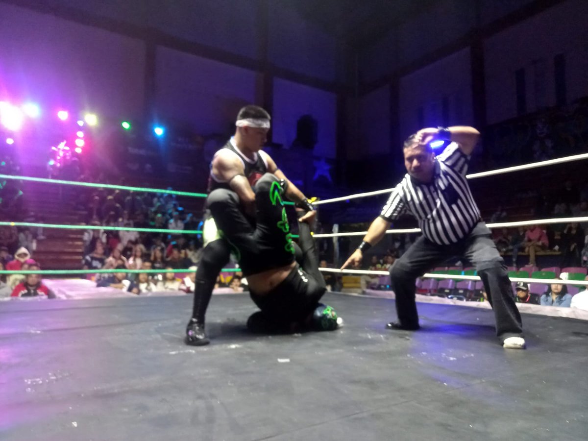 LaTijeraLucha's tweet photo. La primera batalla en la pletórica #ArenaNeza es para los rudos #VenganzaIndiaJr y #RustoBlack al dar cuenta de #GuerreroDeLaMuerte y #Profano, cuando con una canadian destroyer #Rustro deja tendido en el ring a Guerrero y previamenteel heredero de #VenganzaIndia sale... https://t.co/s5Le6uHvc9