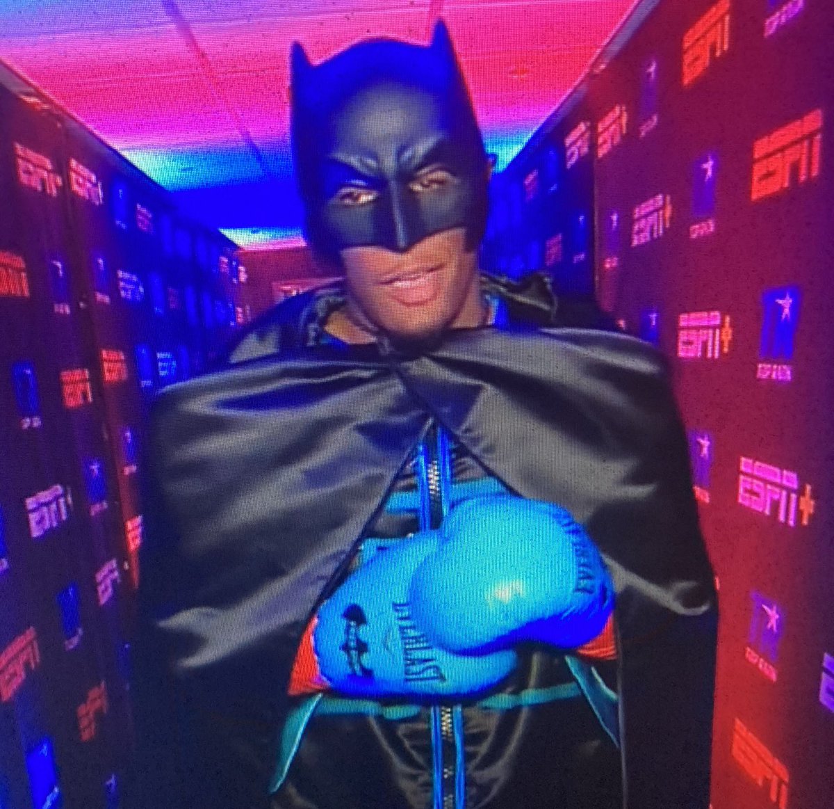 DanRafael1's tweet photo. Is it Batman or ⁦@TeamBigBabyy⁩ coming to the ring???? I need ⁦@KornerMan44⁩ to get quotes from Commissioner Gordon! 
#boxing #AndersonRudenk https://t.co/VSwNfCAuLU