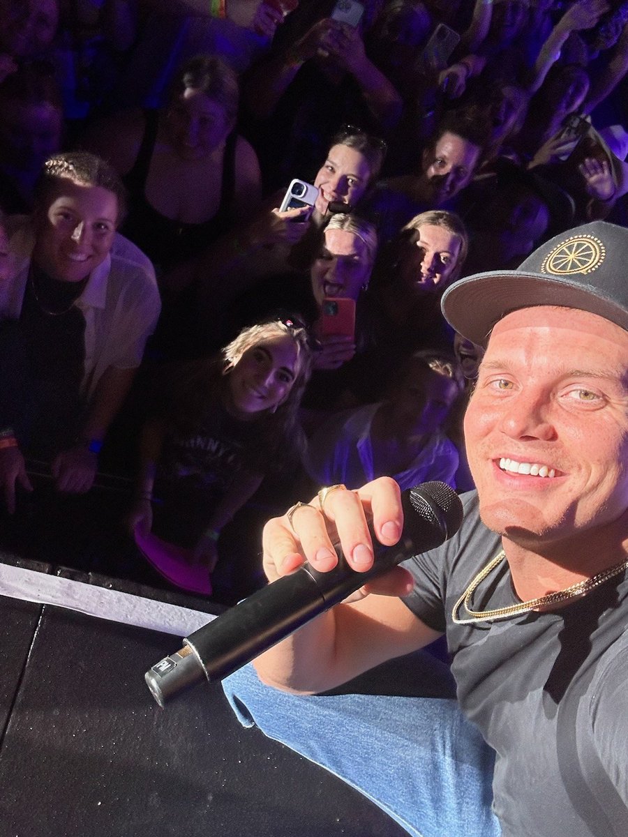 JoshCatie's tweet photo. @ParkerMcCollum thanks for making my daughter Bailey's night/month/year!!  I told her I'll never be able to top this birthday present!  She is still in hog heaven! #bestbirthdayever https://t.co/LBCZvzJmtE
