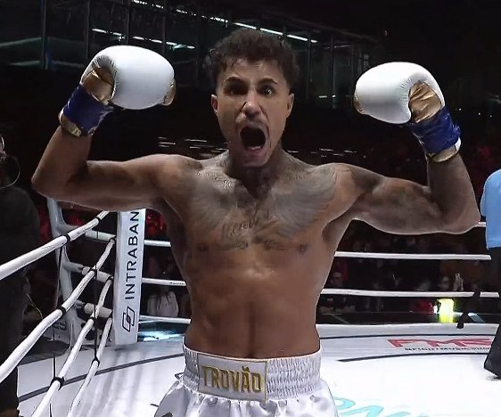 centralreality's tweet photo. MC Livinho é bonito, gostoso, cantor e agora campeão no boxe #FMSnoCombate https://t.co/DBFDXcKqhk