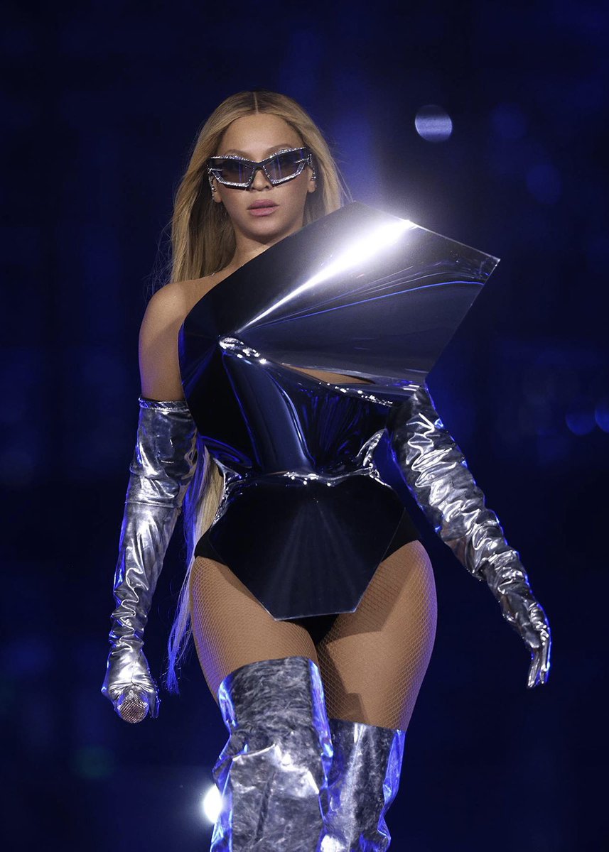 beyhivecombr's tweet photo. BEYONCÉ https://t.co/HcM5URmJeC