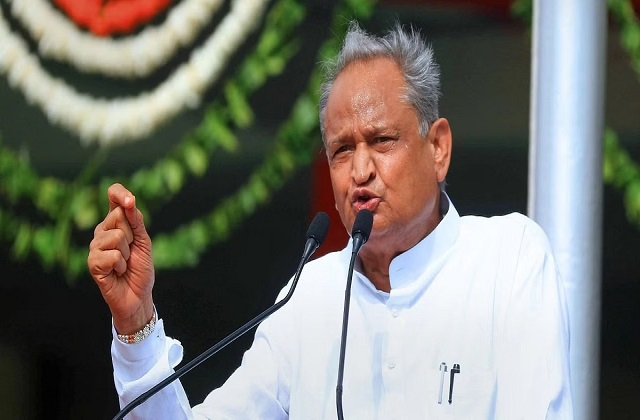 Asian_News_'s tweet photo. मुख्यमंत्री अशोक गहलोत का बयान -
अपराधों के खिलाफ कार्रवाई में राजस्थान पूरे देश में अव्वल है।
#AshokGehlot #cm #RajasthanNews #Jaipur #asiannews #offenses #firstCountry #RajasthanNews @ashokgehlot51 https://t.co/rhaRyERlpb