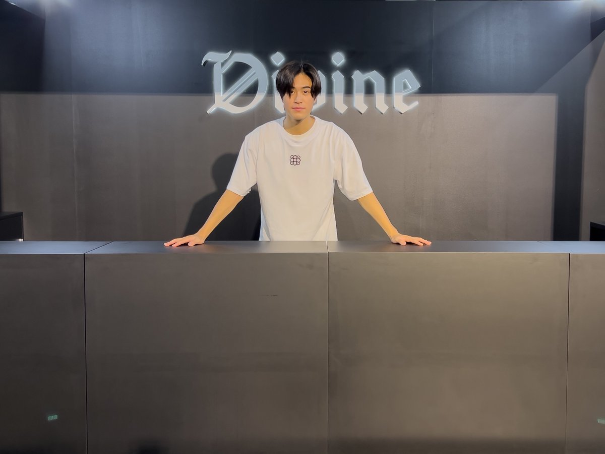 We are ready to serve you.
#DivineOfficial
#DivinebyGemini
#GeminiFourthConcertD2
#Gemini_NT