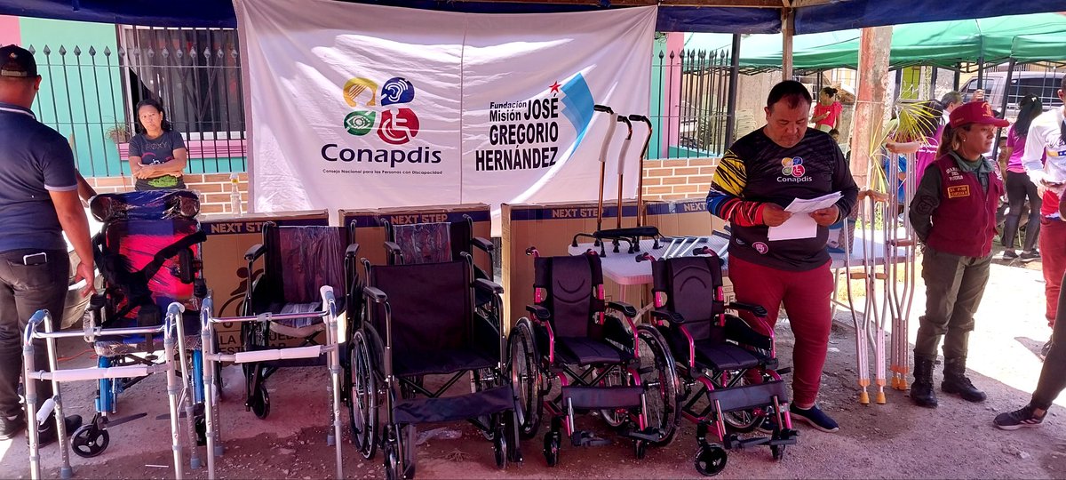 MirandaConapdis's tweet photo. Siguiendo las instrucciones de nuestro presidente Nicolas Maduro y de nuestra Presidenta  Soraida Ramirez realizamos la entrega de ayudas Revolucionarias en la base de misiones Fidel Castro del sector Brisas de Oriente  parroquia La Dolorita del municipio sucre Edo. Miranda. https://t.co/HVhHMu5cfj