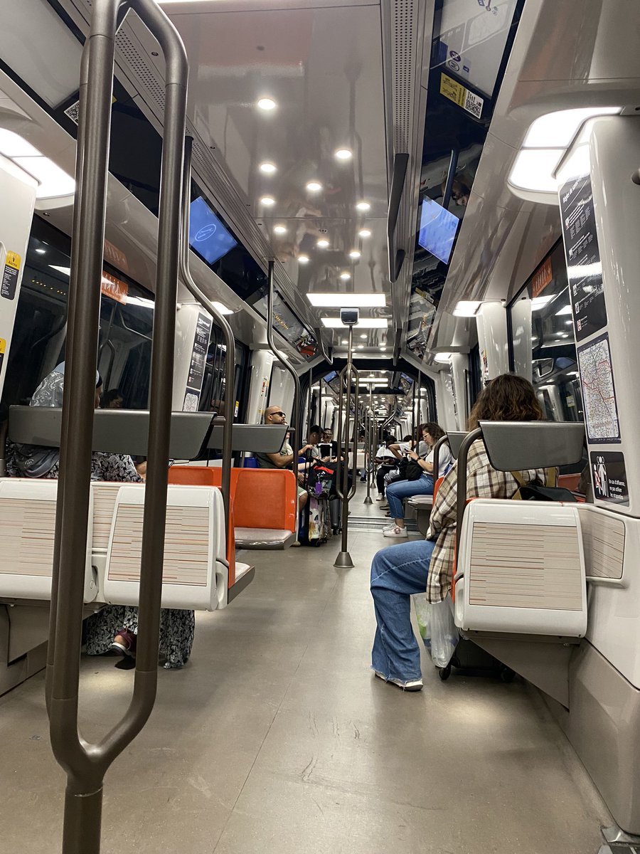 macooooto's tweet photo. 「旅の記憶」を最も鮮度よく持��帰れるのは「移動中の車窓」だと思っている。ただしすぐに忘れるから僕は移動中の写真ばかり撮る。ゆえに「世界の車窓から」は長寿番組なのだと思う。#旅　#車窓 #ヨーロッパ #鉄道 https://t.co/2ULNSkUCsP