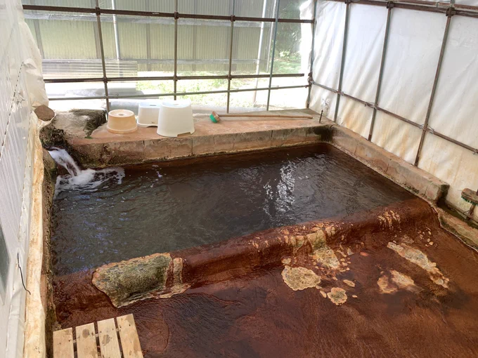 奥奥八九郎温泉、道が一部塞がってたので八九郎温泉見学してきましたー。コロナで町民以外は入っちゃダメとのことで写真だけ。ビニールハウスの中にある鉄泉!元は石の浴槽が赤い酸化鉄で覆われるほどの鉄分!すごすぎる!!奥奥八九郎温泉諦めた人はこちらをばコロナ明けに。 